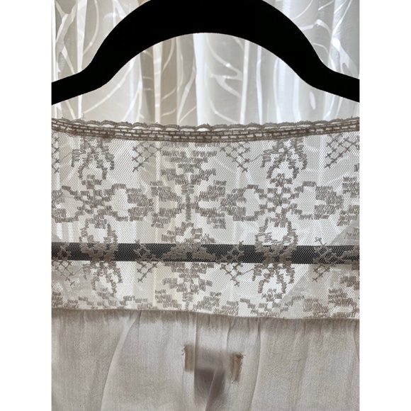 White, long sleeve top. - Picture 4 of 4